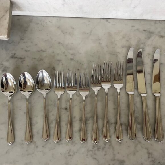 REED & BARTON Select Oval Thread Stainless Steel Flatware 12 Pieces - Picture 1 of 11